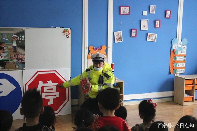 山東滕州：交警開(kāi)展“拒絕乘坐黑校車”交通安全宣傳活動(dòng)