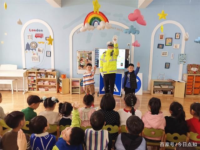 山東滕州：交警開(kāi)展“拒絕乘坐黑校車”交通安全宣傳活動(dòng)