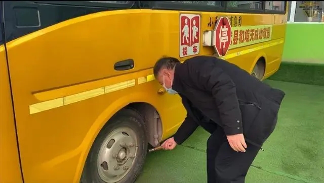 長武交警聯(lián)合縣教育局組織開展校車安全應(yīng)急處置演練