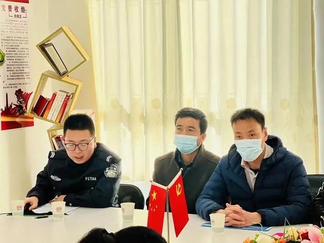 長武交警聯(lián)合縣教育局組織開展校車安全應(yīng)急處置演練