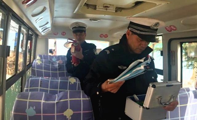 彬州交警:持續開展源頭治理 筑牢校車安全防線 彬州交警:持續開展源頭治理 筑牢校車安全防線