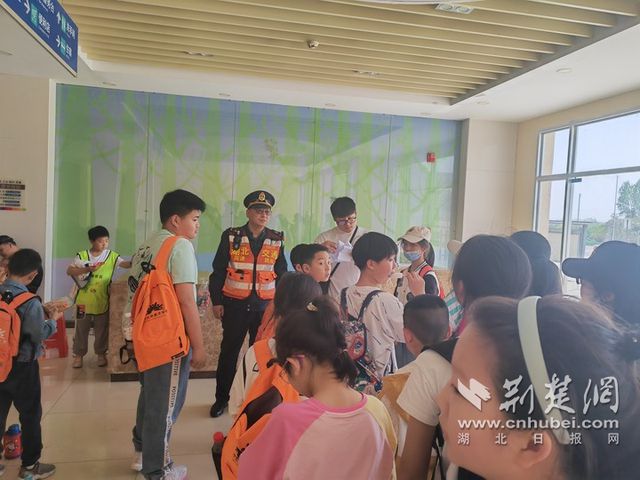 學(xué)生滯留高速 湖北路警聯(lián)合安全護(hù)送