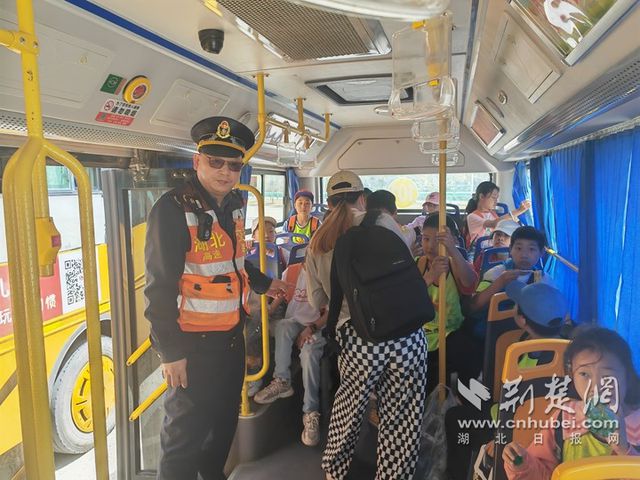 學(xué)生滯留高速 湖北路警聯(lián)合安全護(hù)送