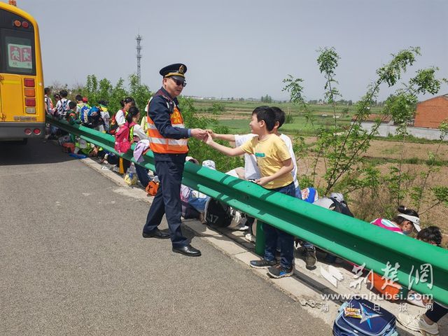 學(xué)生滯留高速 湖北路警聯(lián)合安全護(hù)送