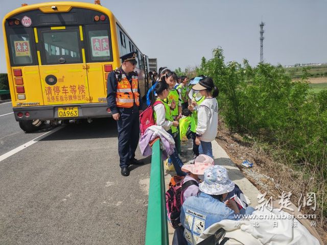 學(xué)生滯留高速 湖北路警聯(lián)合安全護(hù)送