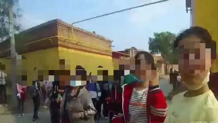 7座的車,擠了22個學生,這樣的車千萬不要讓孩子坐了 7座的車,擠了22個學生,這樣的車千萬不要讓孩子坐了