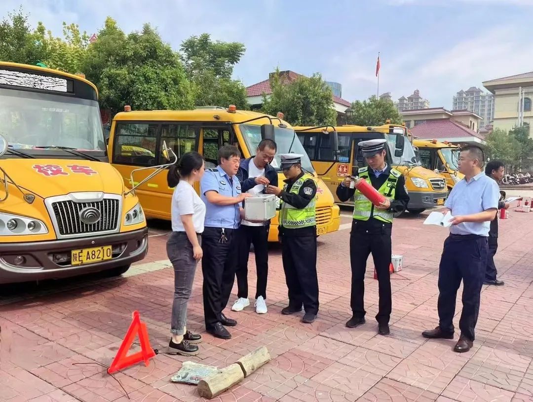 合陽縣多部門聯(lián)合勘驗(yàn)確保校車安全運(yùn)行/ 圖片