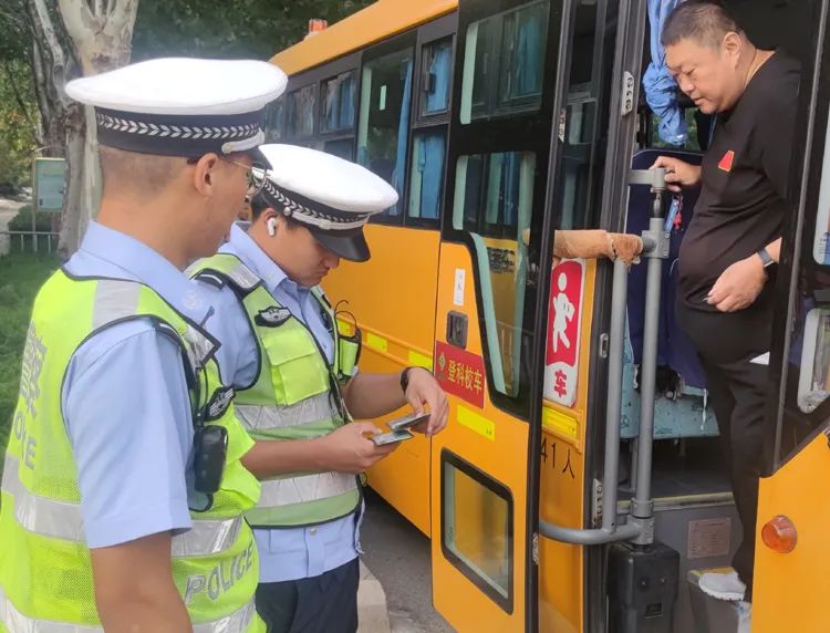 臨沭交警大隊開展校車安全大檢查/ 圖片