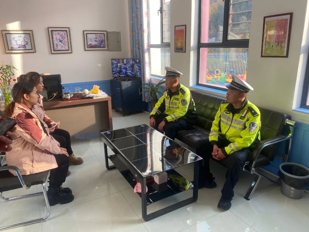 臨夏縣公安交警:嚴把校車安全關 護航平安上學路 圖片