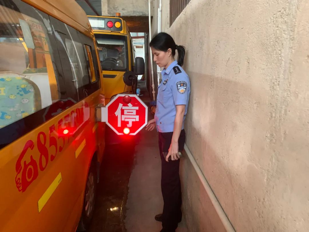 織密學生交通安全防護網，潮南交警加強校車安全檢查和校車司機安全宣傳教育
