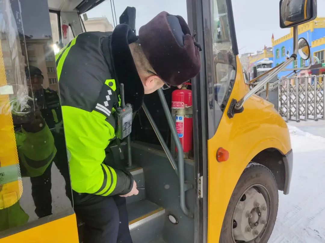 護(hù)航開學(xué)季|強(qiáng)化校車安全“大檢查”,擰緊校車出行“安全閥” 圖片