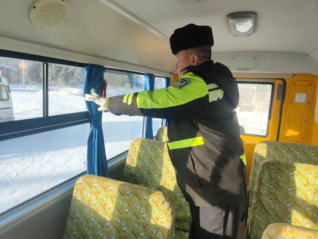 護(hù)航開學(xué)季|強(qiáng)化校車安全“大檢查”,擰緊校車出行“安全閥” 圖片