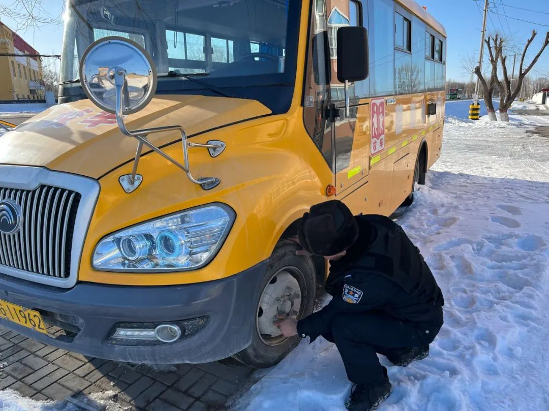 校車安全“大體檢”,為新學(xué)期保駕護(hù)航! 校車安全“大體檢”,為新學(xué)期保駕護(hù)航!