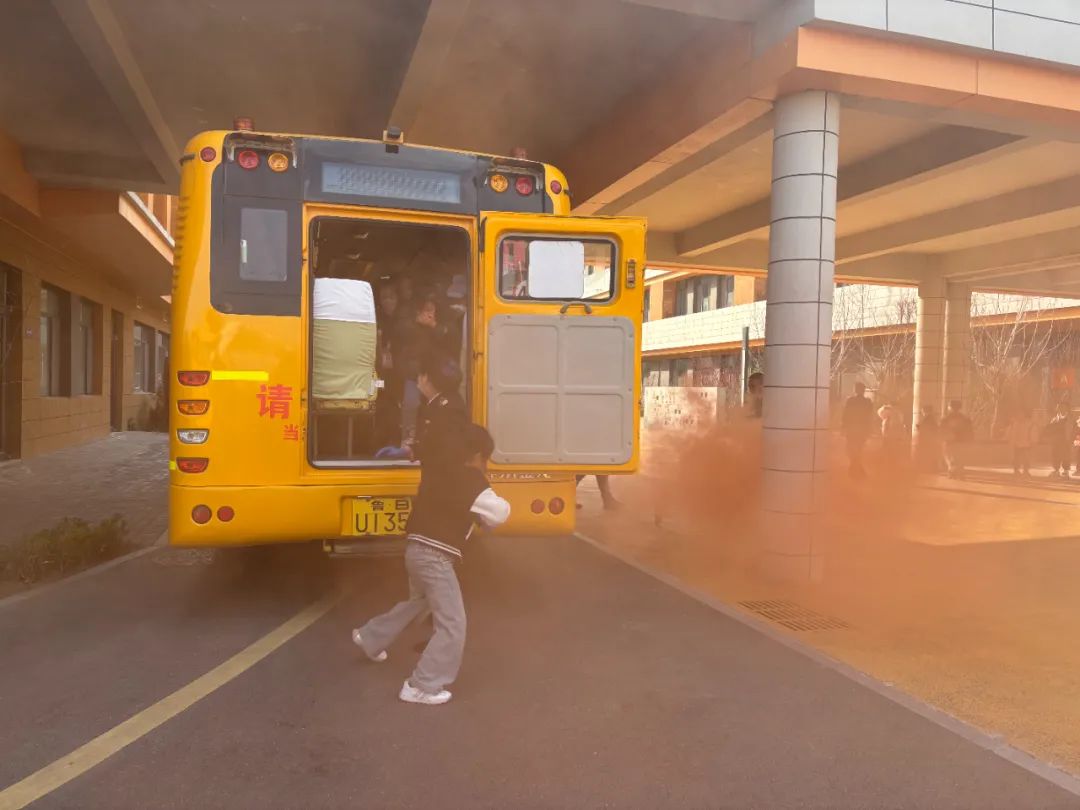 校車演練不松懈,安全意識筑心間——平度市朝陽小學開展校車應急疏散演練活動 圖片