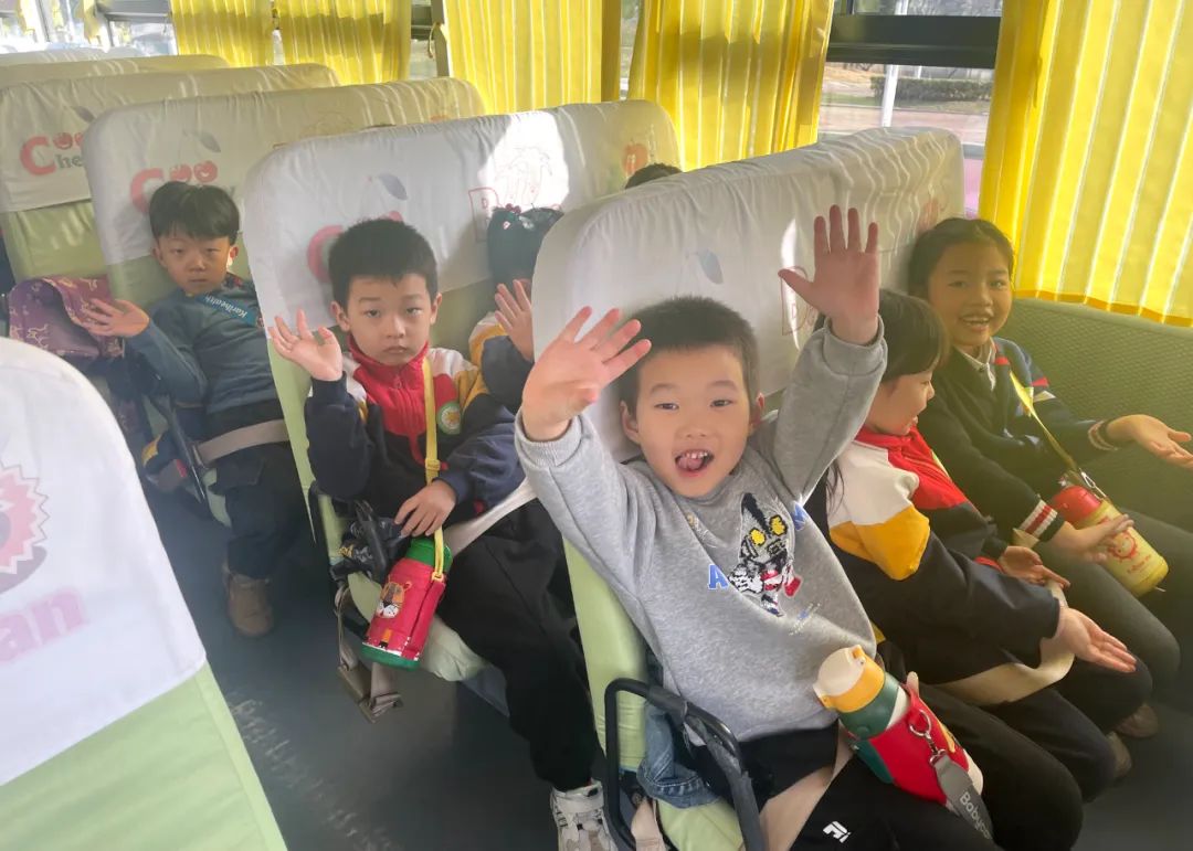 春暖花開(kāi), “大鼻子”校車與您一起研學(xué)游 圖片