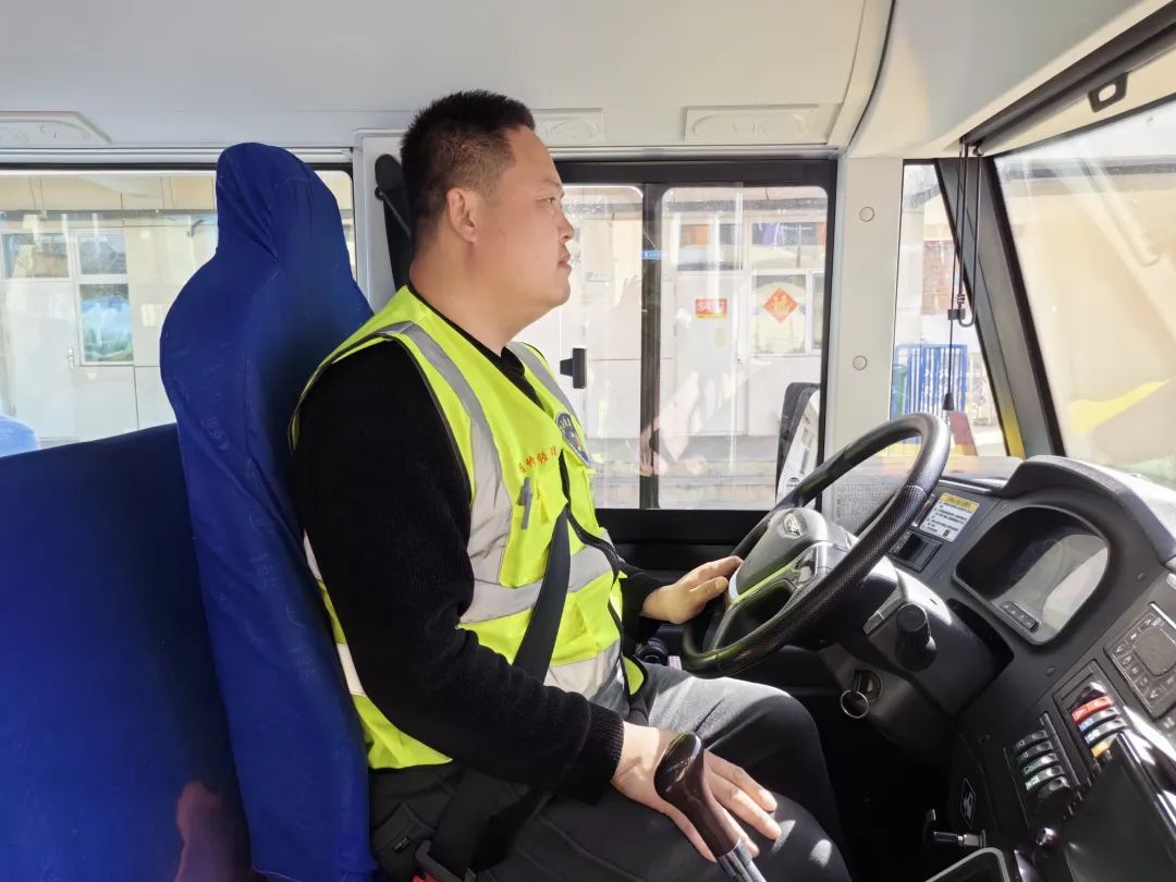 生命至高無(wú)上,安全責(zé)任為天 唐縣浩正公司校車安全演練 圖片