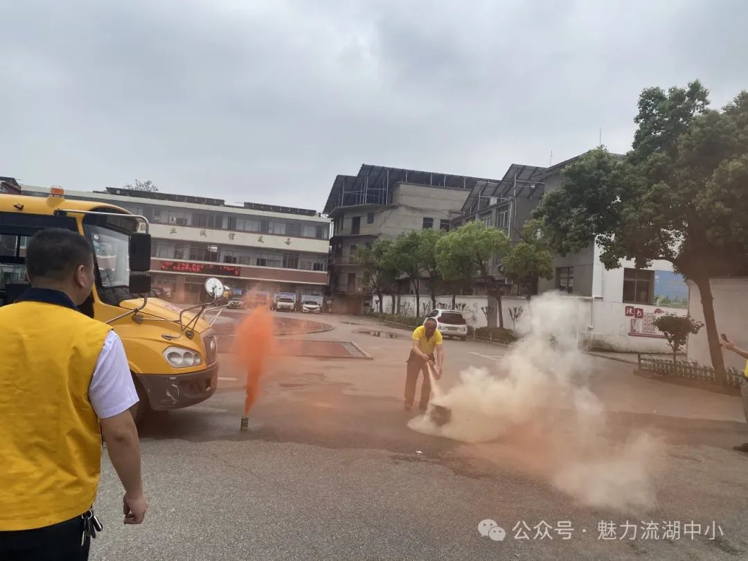 以演筑防 安全護(hù)航 | 紅谷灘區(qū)流湖中心小學(xué)開(kāi)展校車應(yīng)急逃生演練活動(dòng) 圖片