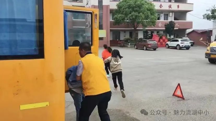 以演筑防 安全護(hù)航 | 紅谷灘區(qū)流湖中心小學(xué)開(kāi)展校車應(yīng)急逃生演練活動(dòng) 以演筑防 安全護(hù)航 | 紅谷灘區(qū)流湖中心小學(xué)開(kāi)展校車應(yīng)急逃生演練活動(dòng)