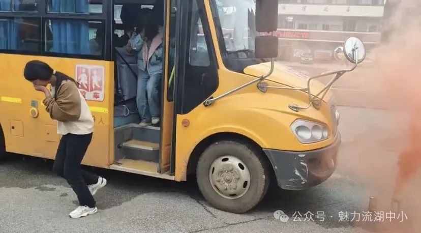 以演筑防 安全護(hù)航 | 紅谷灘區(qū)流湖中心小學(xué)開(kāi)展校車應(yīng)急逃生演練活動(dòng) 以演筑防 安全護(hù)航 | 紅谷灘區(qū)流湖中心小學(xué)開(kāi)展校車應(yīng)急逃生演練活動(dòng)