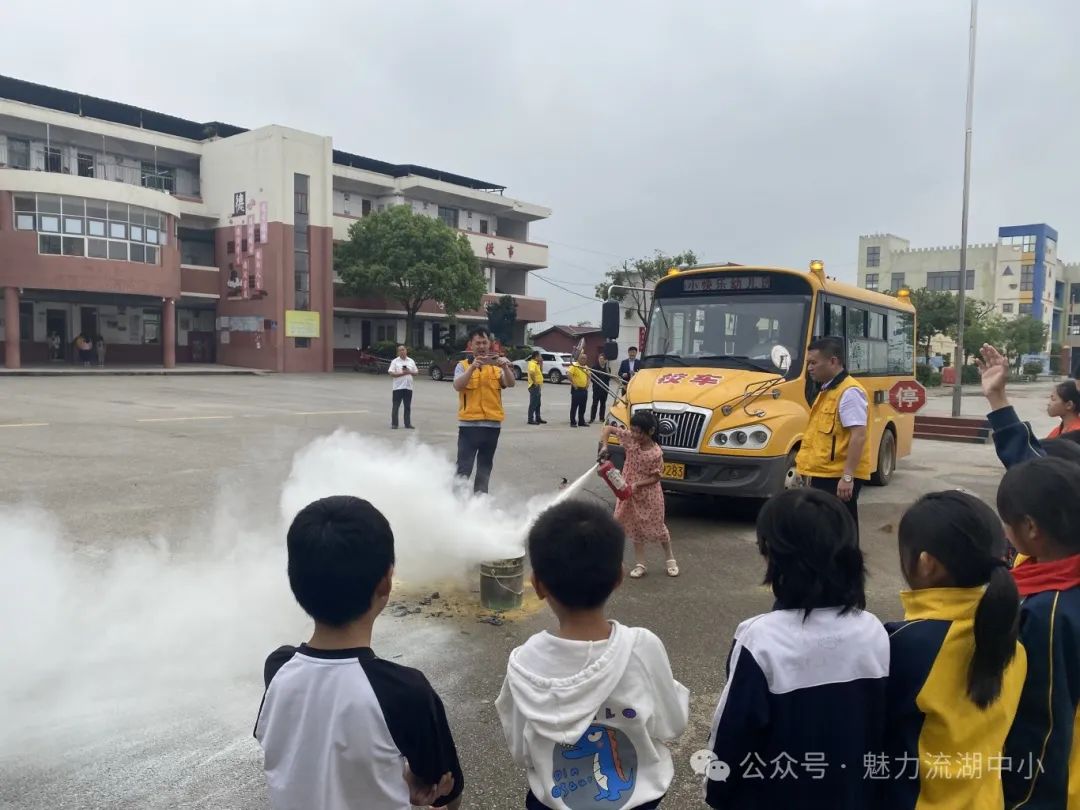 以演筑防 安全護(hù)航 | 紅谷灘區(qū)流湖中心小學(xué)開(kāi)展校車應(yīng)急逃生演練活動(dòng) 圖片