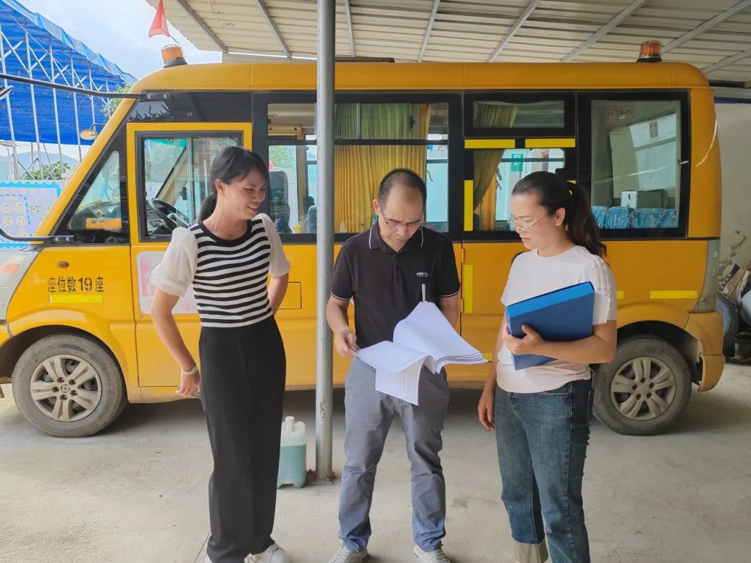 為校車“做體檢”!通挽鎮(zhèn)聯(lián)合多部門開展校車安全大檢查 為校車“做體檢”!通挽鎮(zhèn)聯(lián)合多部門開展校車安全大檢查