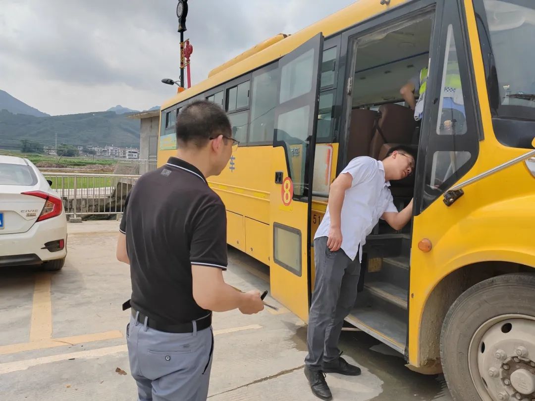 為校車“做體檢”!通挽鎮(zhèn)聯(lián)合多部門開展校車安全大檢查 為校車“做體檢”!通挽鎮(zhèn)聯(lián)合多部門開展校車安全大檢查