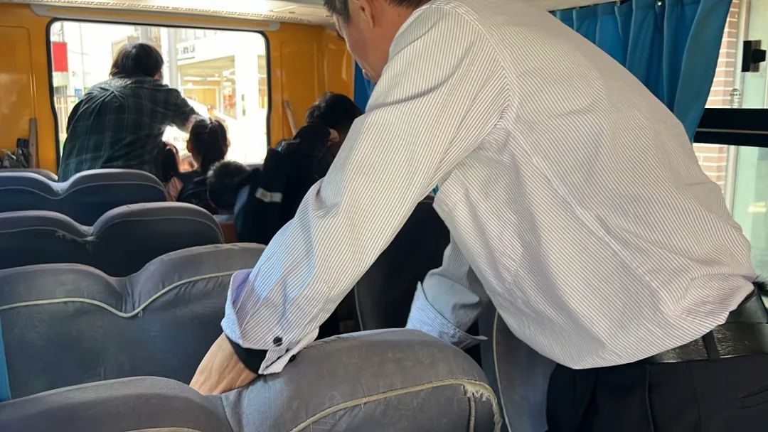 “為愛護航，校車安全伴我行”——上海松江區玉樹幼兒園校車安全應急演練活動