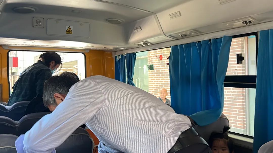 “為愛護航，校車安全伴我行”——上海松江區玉樹幼兒園校車安全應急演練活動