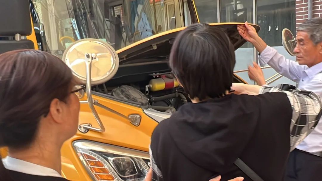 “為愛護航，校車安全伴我行”——上海松江區玉樹幼兒園校車安全應急演練活動