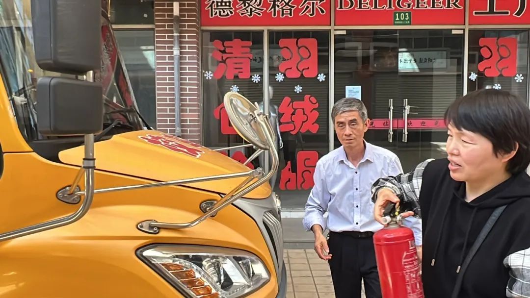 “為愛護航，校車安全伴我行”——上海松江區玉樹幼兒園校車安全應急演練活動