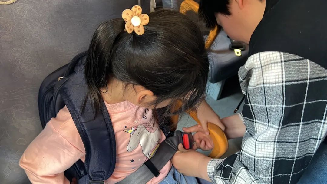 “為愛護航，校車安全伴我行”——上海松江區玉樹幼兒園校車安全應急演練活動