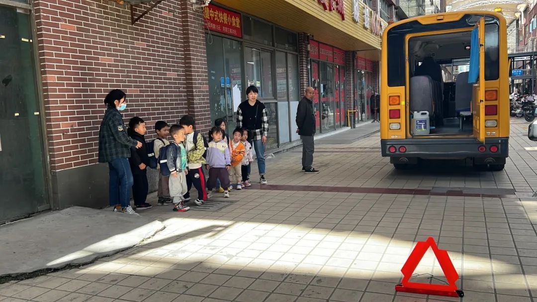 “為愛護航，校車安全伴我行”——上海松江區玉樹幼兒園校車安全應急演練活動
