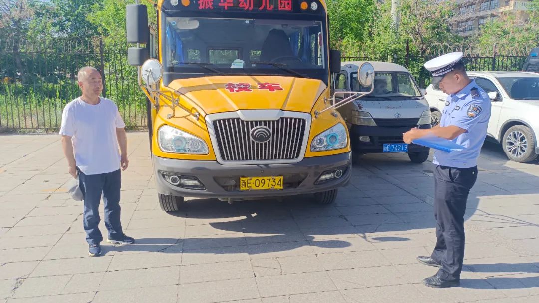 博樂交警開展校車體檢 保障幼兒出行安全 圖片