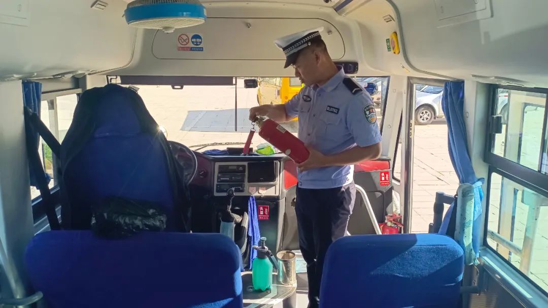 博樂交警開展校車體檢 保障幼兒出行安全 博樂交警開展校車體檢 保障幼兒出行安全