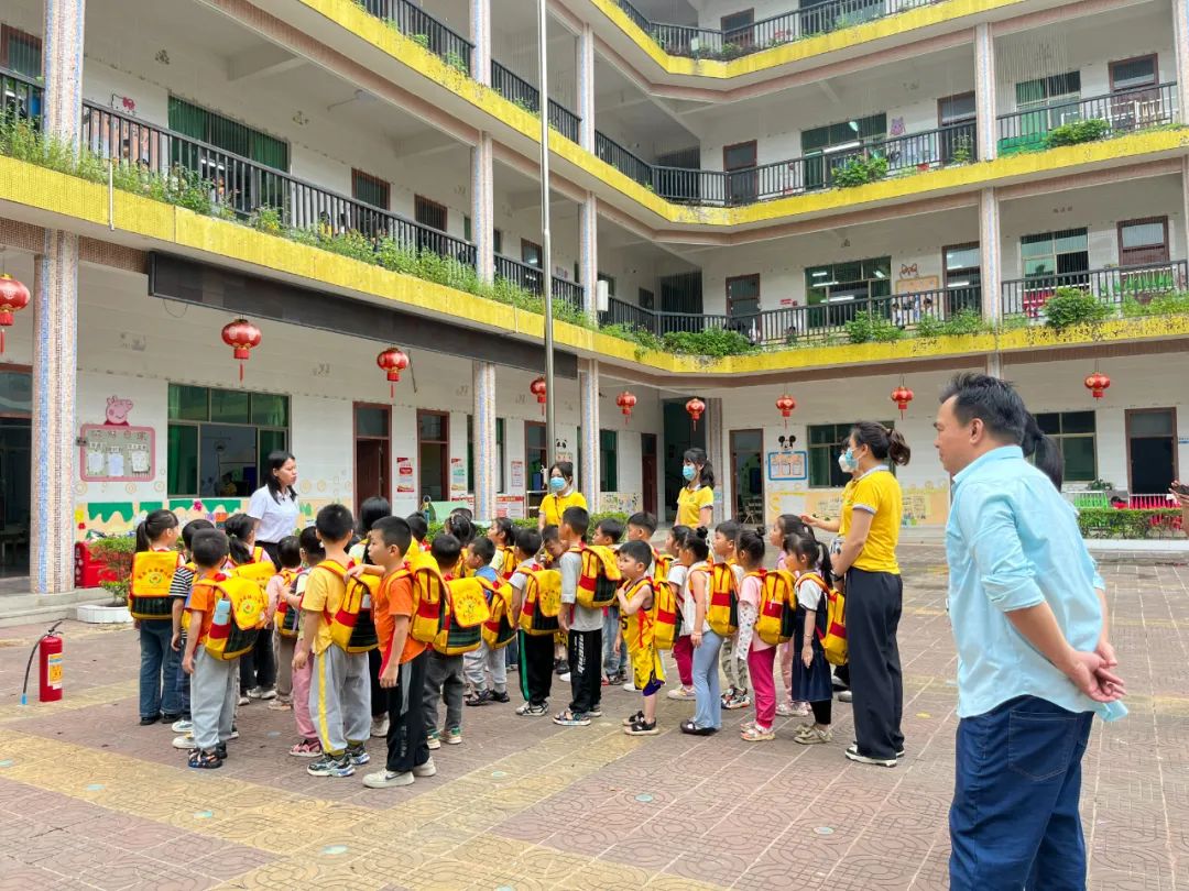 安全乘校車 平安伴我行——大嶺金色未來(lái)幼兒園校車消防應(yīng)急演練 圖片