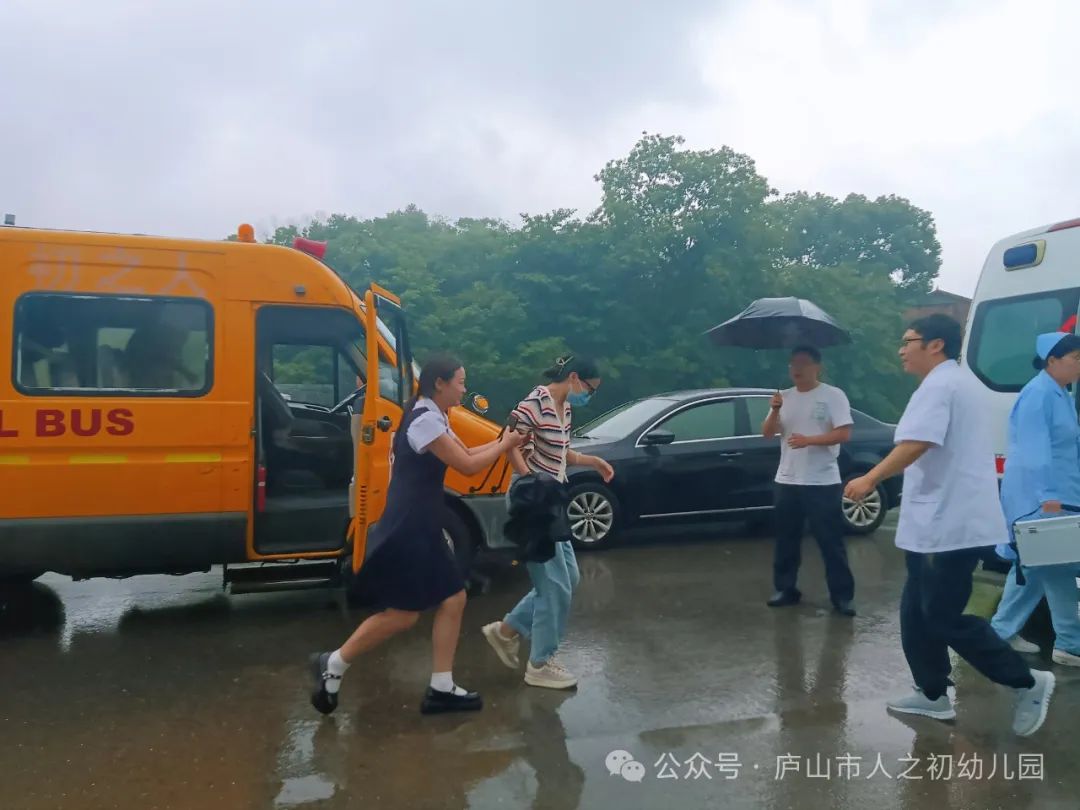 【為愛護航·平安校車】——廬山市人之初幼兒園校車安全演練 【為愛護航·平安校車】——廬山市人之初幼兒園校車安全演練
