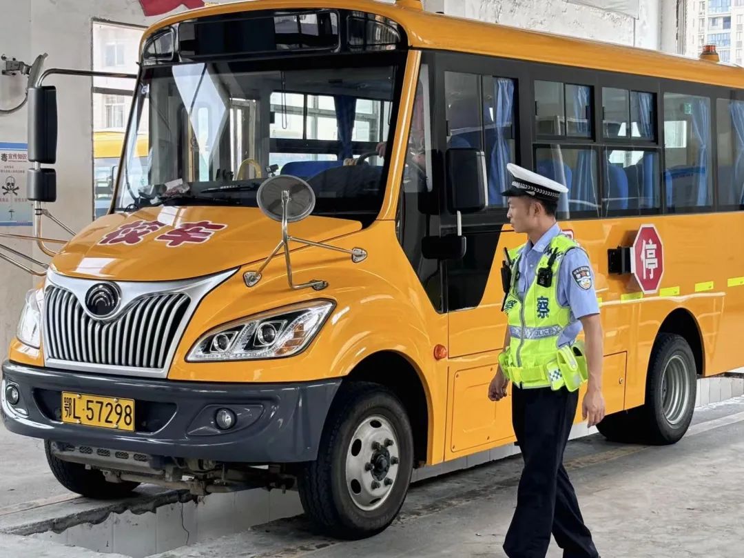通城225輛校車接受暑期“體檢” 圖片