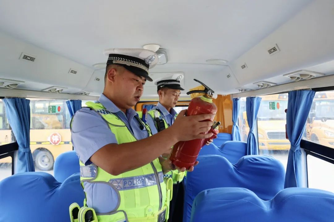 通城225輛校車接受暑期“體檢” 圖片