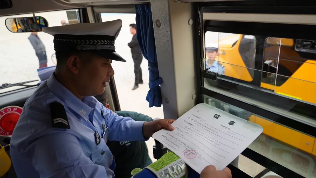 敦煌公安交警節(jié)前集中開展校車安全大檢查/ 圖片