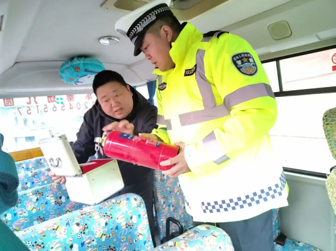 秋冬攻勢(shì) | 北安市公安反恐交巡特警大隊(duì)嚴(yán)把校車安全關(guān) 守護(hù)學(xué)生安全路 圖片