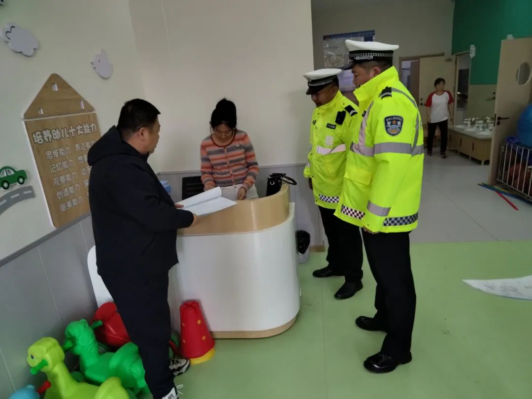 秋冬攻勢(shì) | 北安市公安反恐交巡特警大隊(duì)嚴(yán)把校車安全關(guān) 守護(hù)學(xué)生安全路 圖片