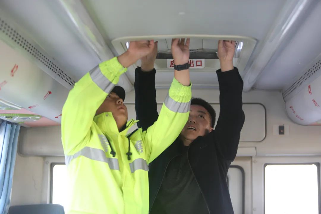 烏恰縣公安局開展校車安全“大檢查”,為學生出行擰緊“安全閥” 圖片