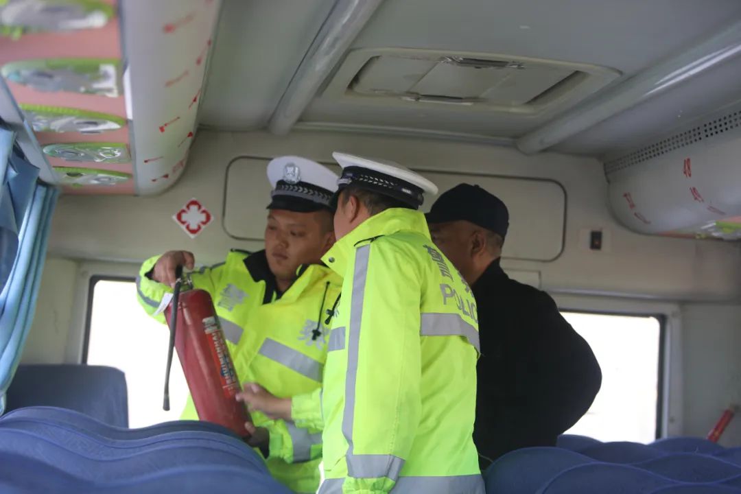 烏恰縣公安局開展校車安全“大檢查”,為學生出行擰緊“安全閥” 圖片