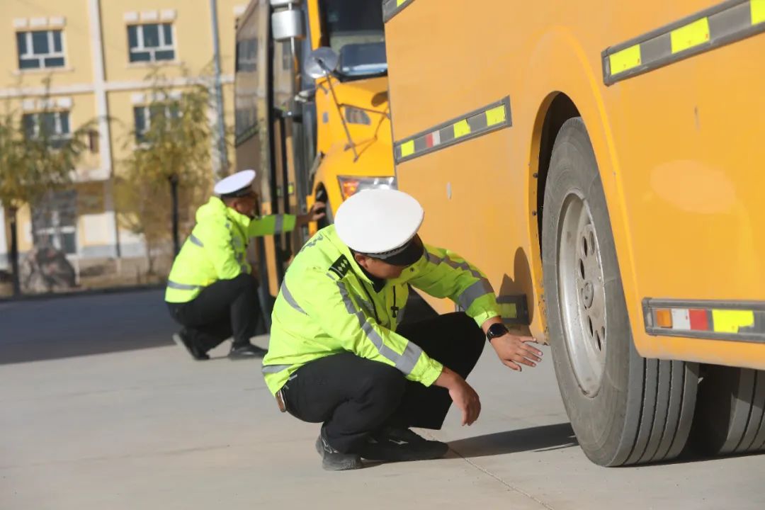 烏恰縣公安局開展校車安全“大檢查”,為學生出行擰緊“安全閥” 圖片