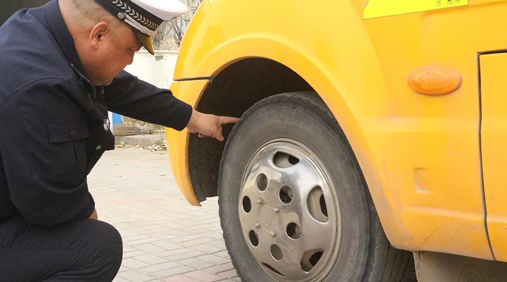 擰緊校車“安全閥” 筑牢學生“平安路” 圖片