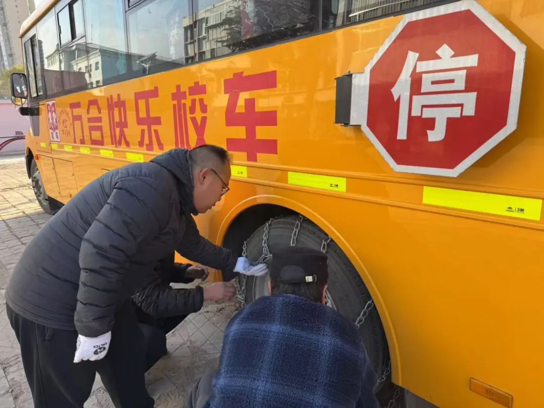 寒冬守護,溫暖同行:萬合校車為學生出行保駕護航 圖片
