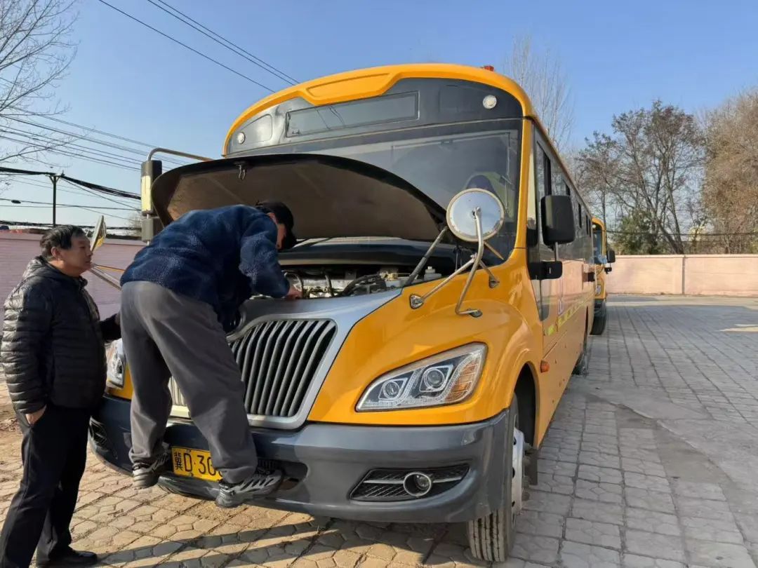 寒冬守護,溫暖同行:萬合校車為學生出行保駕護航 圖片