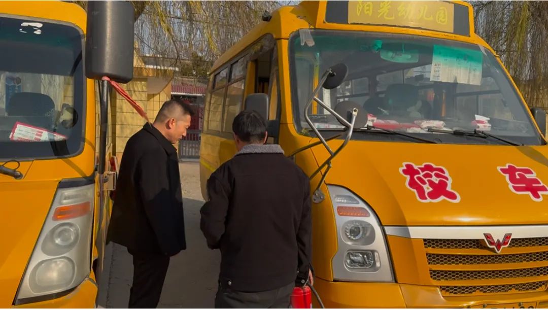 校園快訊:西吳中心校聯合西吳交警中隊對轄區內校車進行冬季安全檢查 圖片