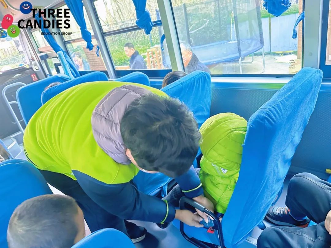 【校園安全】安全乘車,平安“童”行——三顆糖御景新苑幼兒園校車安全應急演練 【校園安全】安全乘車,平安“童”行——三顆糖御景新苑幼兒園校車安全應急演練