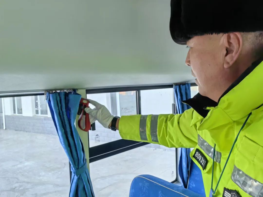 護航春運 | 白城交巡警全力守護洮北區(qū)中小學生冰雪研學實踐活動校車安全 圖片